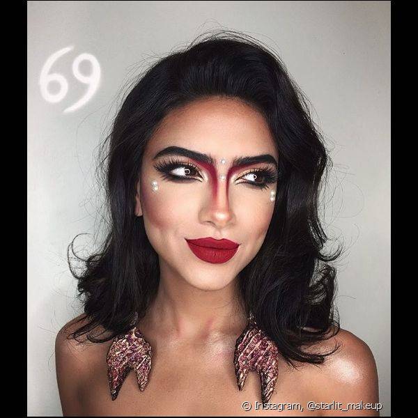 Para combinar com a alma feminina e ao mesmo tempo intensa da mulher de Câncer, a maquiagem surgiu em tons de vermelho bem intenso, como o batom matte e a sombra gráfica (Foto: Instagram @starlit_makeup)